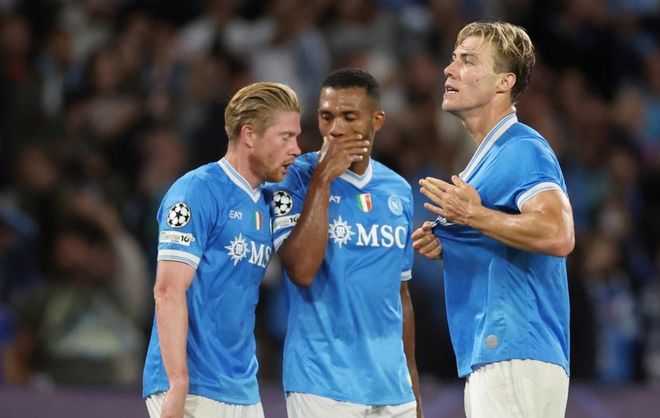 详解棒球规则中的界外球接捕判罚当球触及看台边缘摄影器材的处理